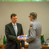 Oberstleutnant Krobok dankt Kapitänleutnant Kollakowski für seinen Vortrag, Foto LGAI