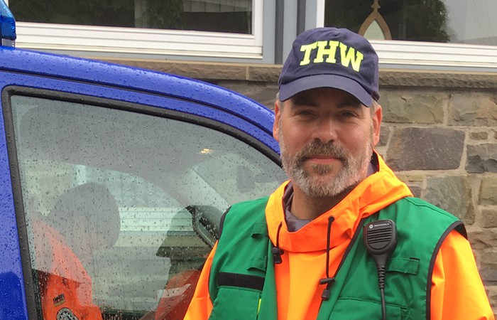 Berater für Deichverteidigung hilft bei Hochwasser