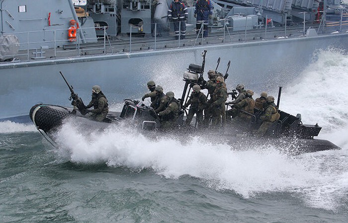 See, Land, Geld und Waffen
