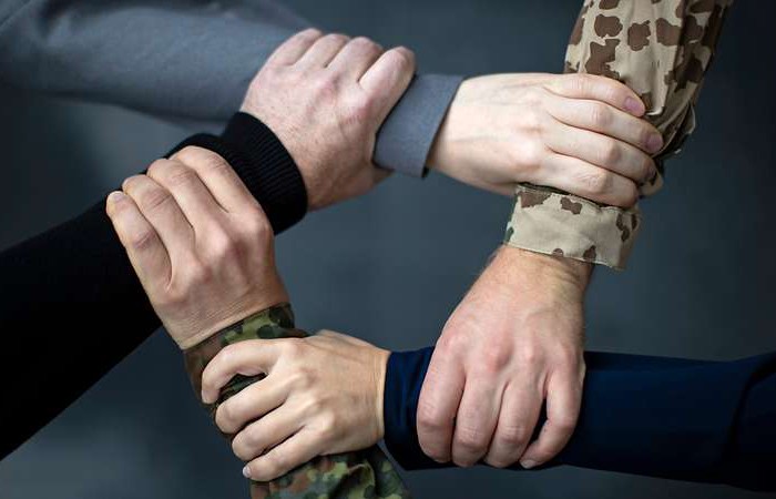 VERBINDUNGS- UND AUSTAUSCHOFFIZIERE Brücken zwischen internationalen Militärakademien