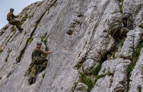 AUSBILDUNGSREISE Hoch hinaus: Lehrgangsteilnehmende besuchen Gebirgsjäger