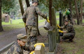 PFLEGEEINSATZ Soldatinnen und Soldaten helfen auf dem Friedhof