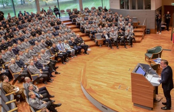 BUNDESMINISTER DER VERTEIDIGUNG „Wer gestalten will, muss anpacken!“