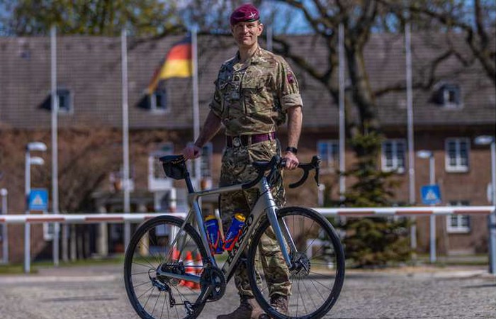 Britischer Offizier radelt durchs Land