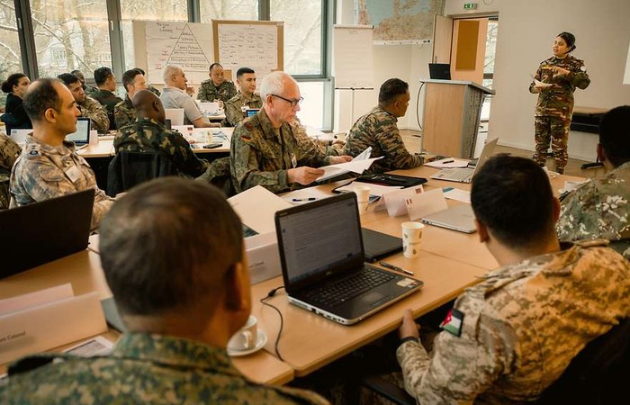 Planen, schützen, Frieden sichern: Trainer für UN-Einsätze üben in Hamburg