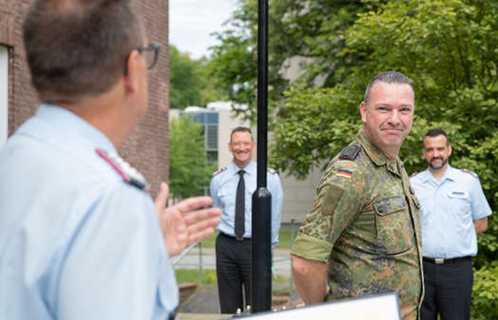 Ärztin und Soldat retten einer Frau das Leben