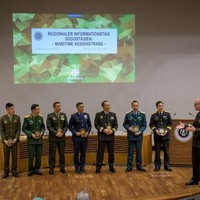 Flottillenadmiral Bock dankt den asiatischen Lehrgangsteilnehmenden; Foto LGAI.