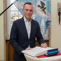 Eintragung ins Gästebuch der Akademie