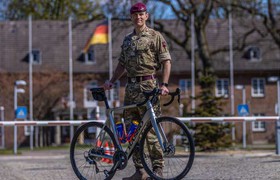 Britischer Offizier radelt durchs Land